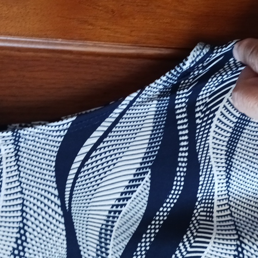 Wave Pattern Sleeveless Top - Picture 3 of 5